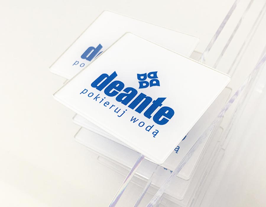 Display naladowy z pleksi